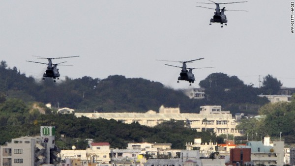 Trực thăng của quân đội Mỹ bay trên căn cứ quân sự ở đảo Okinawa của Nhật Bản.