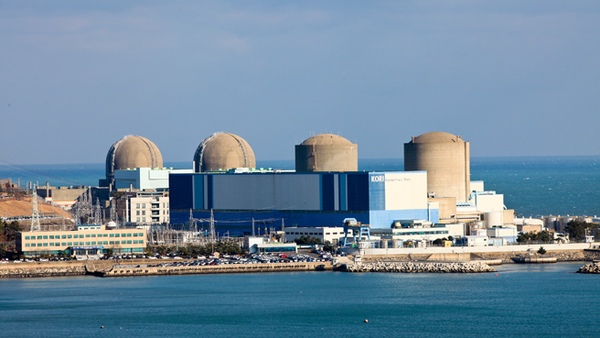 
	Một nhà máy điện hạt nhân ở Hàn Quốc.