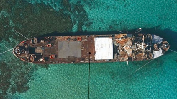 Hình chụp từ trên không cho thấy một tàu chiến cũ của Philippines đang đóng tại bãi Second Thomas.