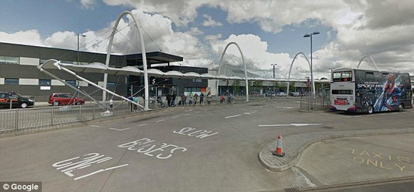 
	Bến đỗ xe bus tại trung tâm thương mại Silverburn ở Pollok, Glasgow.