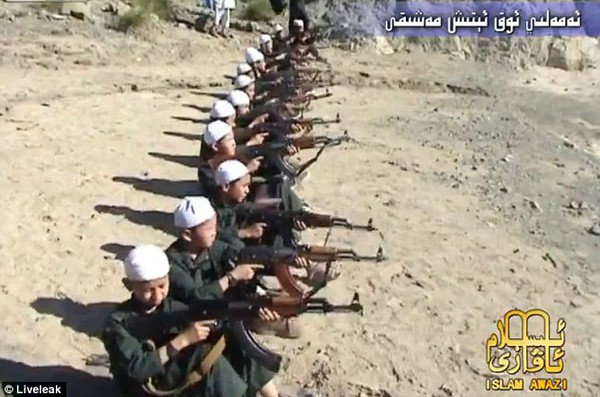 Những đứa trẻ mới 5 tuổi đã được huấn luyện sử dụng súng trường để trờ thành chiến binh khủng bố.