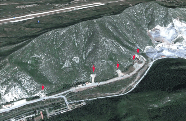 
	Ảnh vệ tinh chụp một căn cứ không quân ngâm trong lòng núi của Trung Quốc.