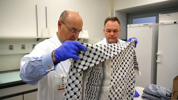 
	Các nhà khoa học xét nghiệm chiếc khăn chùm đầu của ông Arafat