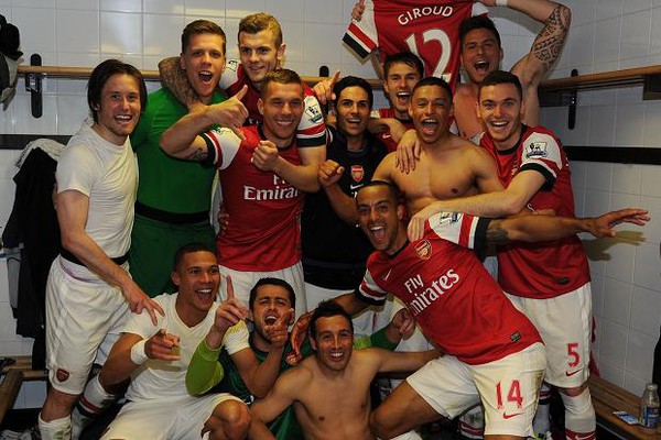 
	Cầu thủ Arsenal ăn mừng chiếc vé dự Champions League