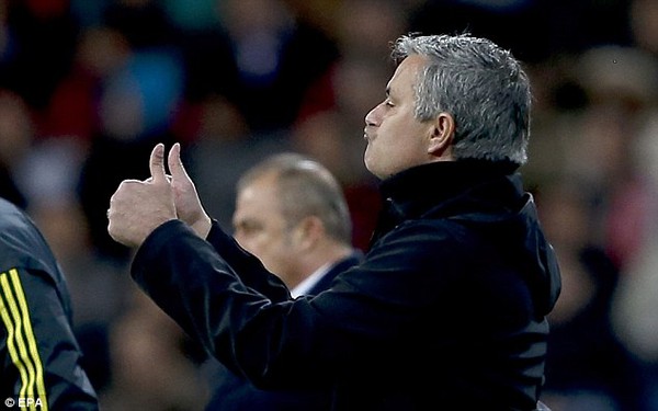 
	Số trận thắng của Mourinho đã sánh ngang với HLV Bennahkker