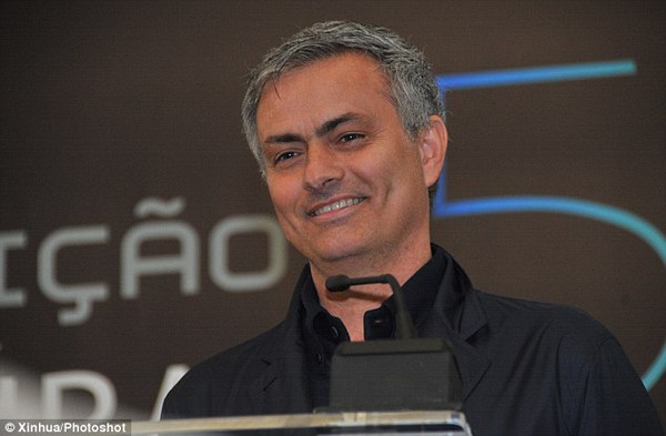 
	Mourinho lại tiếp tục chơi trò úp mở với phóng viên