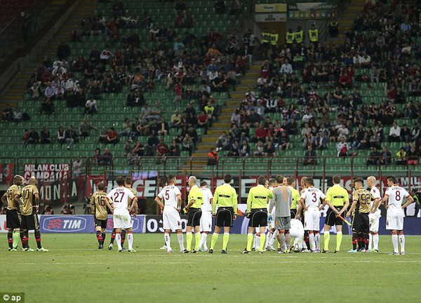 Balotelli bị lăng mạ, trận cầu Milan vs Roma đại loạn