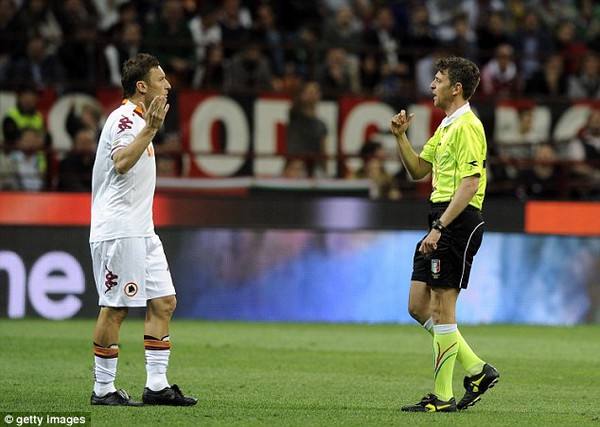 Balotelli bị lăng mạ, trận cầu Milan vs Roma đại loạn