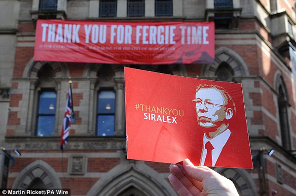 
	Những dòng chữ "Cảm ơn Sir Alex" xuất hiện khắp nơi trên thành phố Manchester
