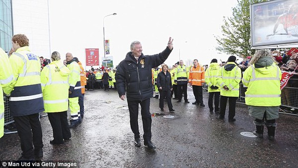 TRỰC TIẾP, Lễ diễu hành của Man United: Chiếc xe bắt đầu lăn bánh
