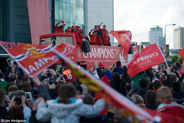 TRỰC TIẾP, Lễ diễu hành của Man United: Chiếc xe đã đi được nửa đường