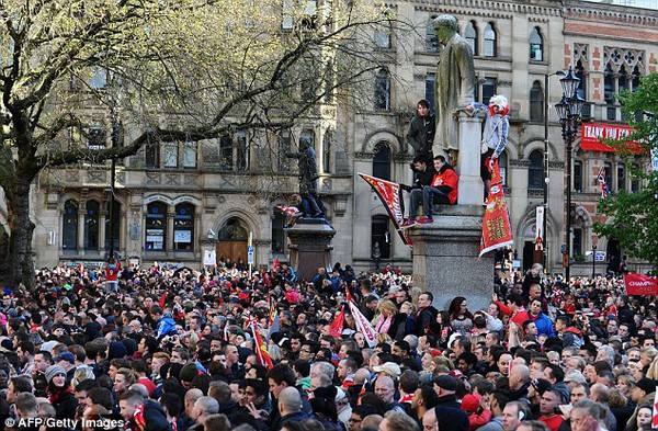TRỰC TIẾP, Lễ diễu hành của Man United: Chiếc xe đã có mặt ở quảng trường Albert