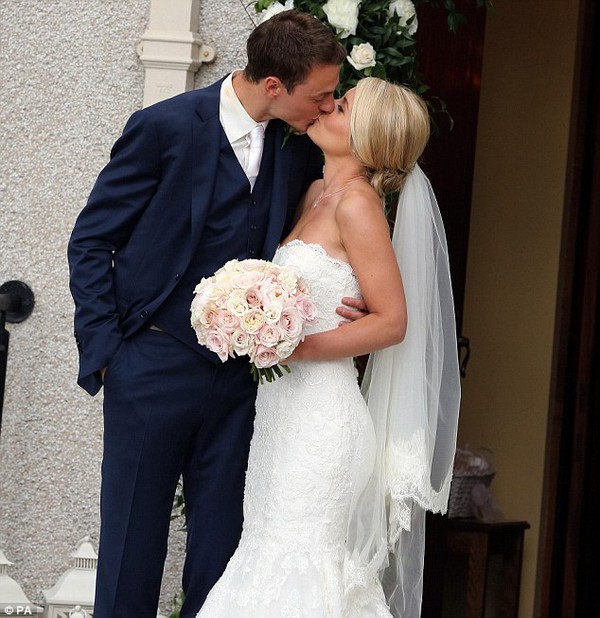 Jonny Evans rạng rỡ như hoa trong ngày cưới