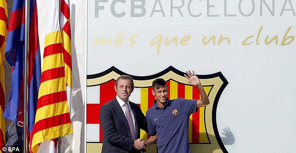 
	Neymar đứng bắt tay cùng Chủ tịch Sandro Rosell trước khi bước vào buổi kiểm tra y tế