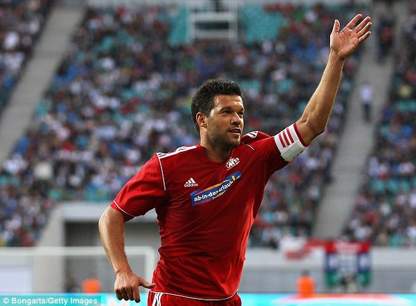 
	Michael Ballack đeo băng đội trưởng của "Ballack và những người bạn"