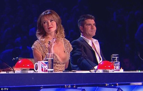 
	Amanda Holden lộ nguyên bầu ngực bên trái trong đêm chung kết truyền hình trực tiếp Britain’s Got Talent.