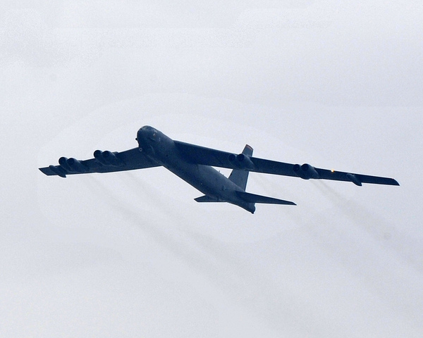 
	Một chiếc “pháo đài bay” B-52 thực hiện chuyến bay huấn luyện trên bầu trời Hàn Quốc.