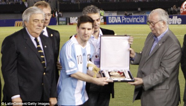 
	Cuối tuần trước Messi được vinh danh nhân dịp trận thứ 100 của anh cho Argentina (ở mọi cấp độ)