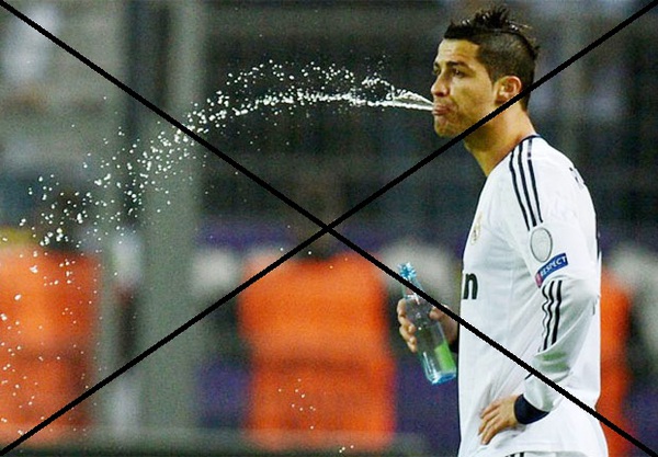 
	Cris Ronaldo không được phun nước bằng miệng ở Barcelona