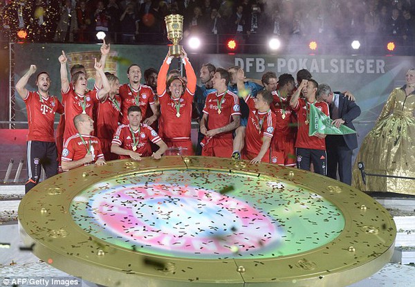 
	Đánh bại Stuttgart, Bayern đã giành cú ăn ba lịch sử