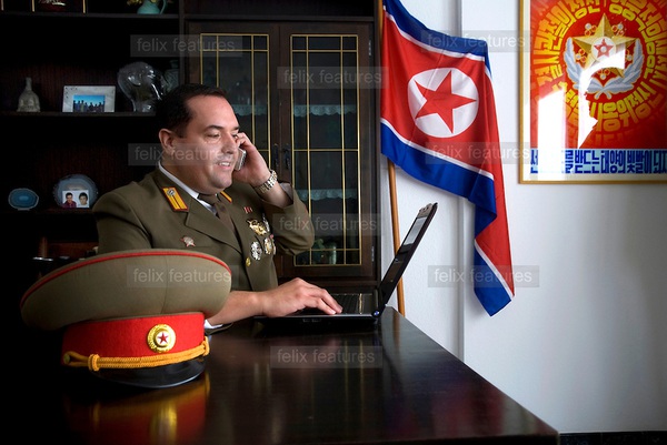 
	Ông Benos trong bộ quân phục Triều Tiên.