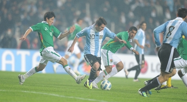 
	Truy cản Messi là nhiệm vụ khó với rất nhiều đội bóng lớn trên thế giới nhưng lại quá dễ dàng với Bolivia khi được chơi trên sân nhà