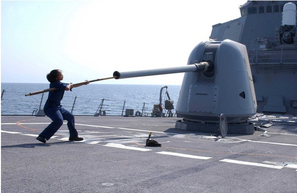 Một thủy thủ đang thông nòng của khẩu pháo hạm 127mm trên chiếc USS Hopper (DDG-70)