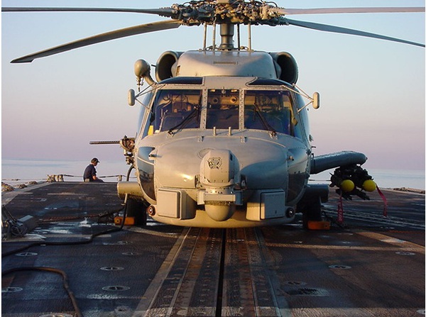 Một chiếc Sikosky SH-60 Seahawk đang hạ cánh
trên tàu USS Cole (DDG-67)