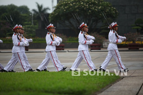 Vượt trăm km để dự nghi lễ chào cờ tại Lăng Hồ Chủ Tịch ngày 30/4