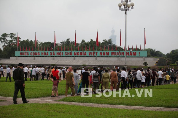 Vượt trăm km để dự nghi lễ chào cờ tại Lăng Hồ Chủ Tịch ngày 30/4