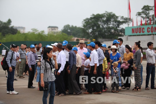 Vượt trăm km để dự nghi lễ chào cờ tại Lăng Hồ Chủ Tịch ngày 30/4