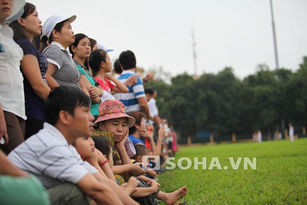 Vượt trăm km để dự nghi lễ chào cờ tại Lăng Hồ Chủ Tịch ngày 30/4