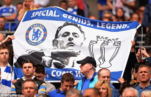 Mơ Mourinho, CĐV Chelsea phũ phàng với Benitez