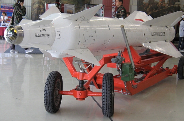 Các máy bay chiến đấu Không quân Nhân dân Việt Nam chủ yếu sử dụng tên lửa Kh-29 và Kh-31 cho nhiệm vụ chống tàu mặt nước. Trong đó, tên lửa Kh-29 (ảnh) tuy được thiết kế chủ yếu cho vai trò tấn công mục tiêu mặt đất nhưng khi cần nó có thể dùng để tiêu diệt tàu có lượng giãn nước 10.000 tấn. Ảnh minh họa