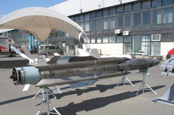 Tên lửa Kh-29 lắp đầu tự dẫn laser bán chủ động hoặc đầu tự dẫn truyền hình, tầm bắn 10-12km, lắp đầu đạn thuốc nổ nặng gần 700kg. Trong ảnh là một chiếc Su-30MK của Nga phóng tên lửa Kh-29. Ảnh minh họa