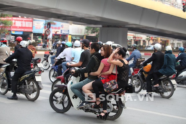 Những hình ảnh 'chân dài' 'trên trần dưới ngắn' phía sau cánh 'ma cô'