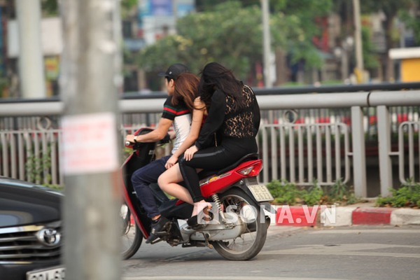 Những hình ảnh 'chân dài' 'trên trần dưới ngắn' phía sau cánh 'ma cô'