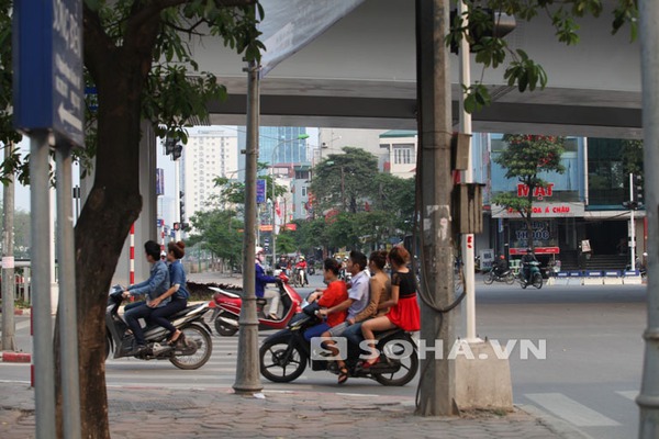 Những hình ảnh 'chân dài' 'trên trần dưới ngắn' phía sau cánh 'ma cô'