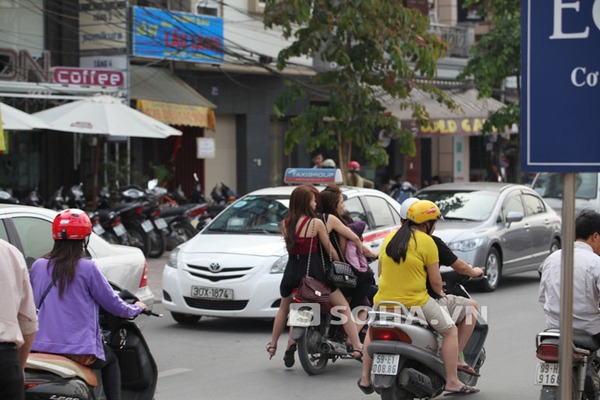 Những hình ảnh 'chân dài' 'trên trần dưới ngắn' phía sau cánh 'ma cô'