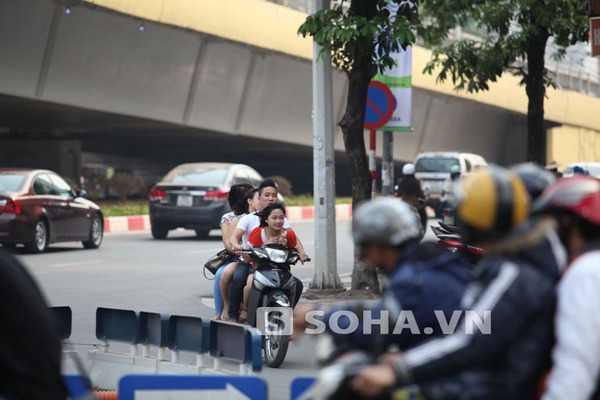 Những hình ảnh 'chân dài' 'trên trần dưới ngắn' phía sau cánh 'ma cô'