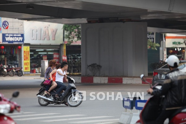 Những hình ảnh 'chân dài' 'trên trần, dưới ngắn' phía sau tay lái 'ma cô'