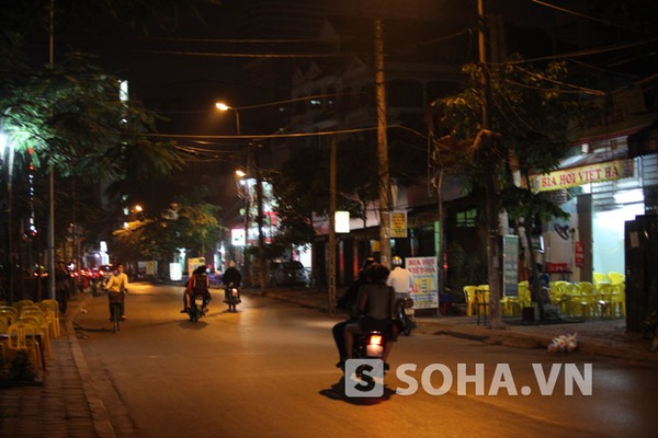 Những hình ảnh 'chân dài' 'trên trần dưới ngắn' phía sau cánh 'ma cô'