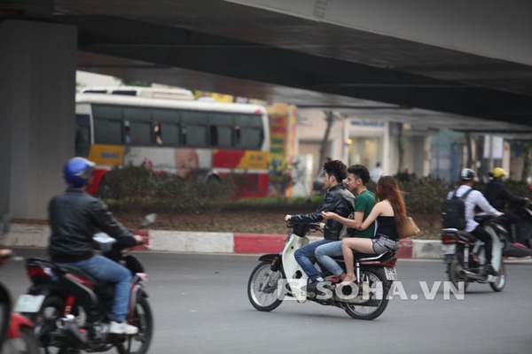 Những hình ảnh 'chân dài' 'trên trần dưới ngắn' phía sau cánh 'ma cô'