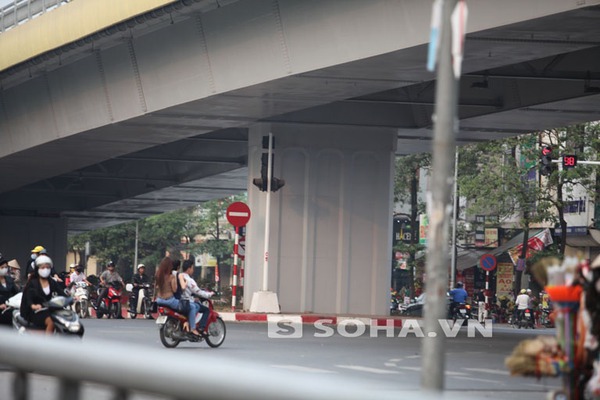 Những hình ảnh 'chân dài' 'trên trần dưới ngắn' phía sau cánh 'ma cô'