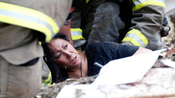 
	Cô Jennifer Doan được lực lượng cứu hộ kéo ra khỏi đống đổ nát.