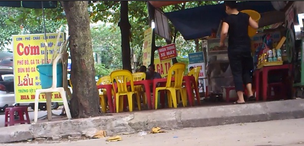 Tại bến xe Giáp Bát (Hà Nội), những quán ăn bình dân mọc lên như nấm.