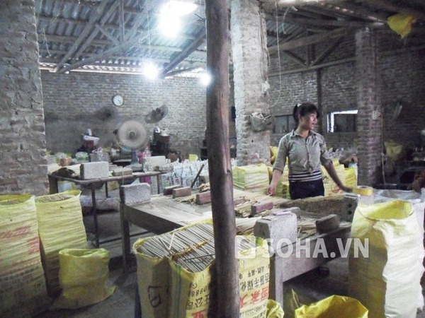 
	Cơ sở sản xuất đũa dùng một lần ở Văn Giang - Hưng Yên.