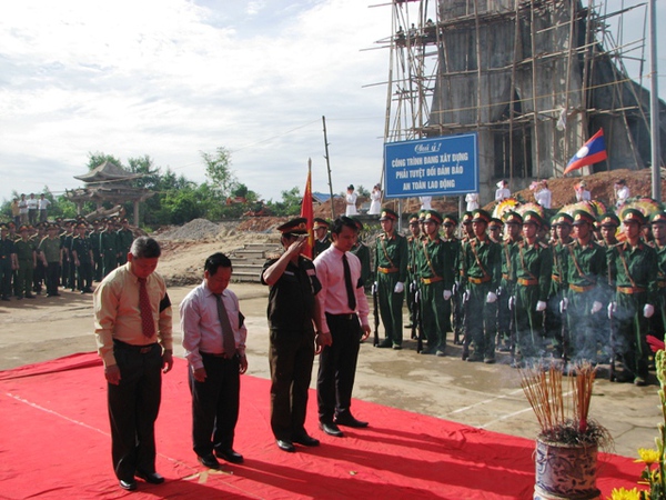 
	Lãnh đạo Đảng, Nhà nước và đông đảo nhân dân huyện Đô Lương dự lễ án táng các anh hùng liệt sĩ.