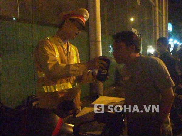 Các chiến sĩ cảnh sát trong tổ công tác kiểm tra nồng độ cồn với Nguyễn Song Bình (ảnh chụp từ clip).