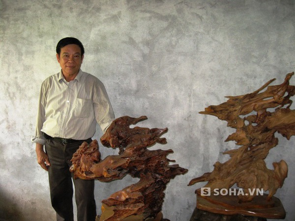Ông Vịnh bên sản phẩm gỗ lũa kiệt tác của mình.